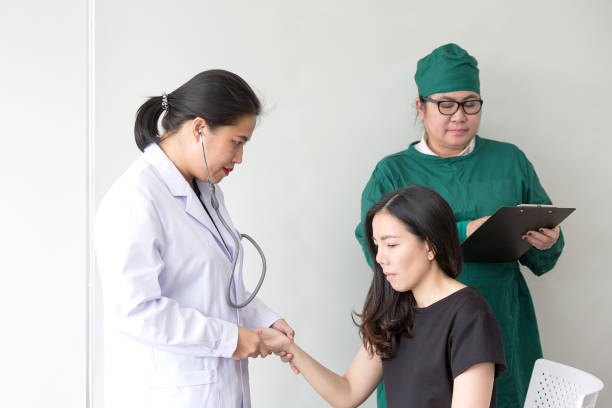 Doctora atendiendo una paciente para un ultrasonido de mama