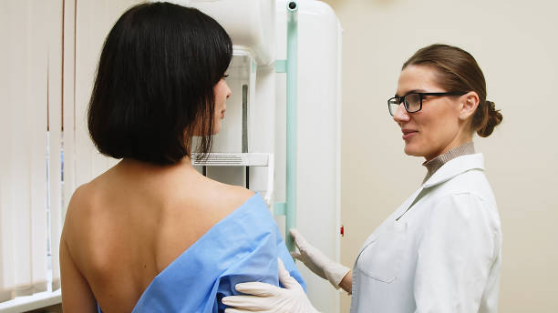 Doctora con una paciente haciendo un ultrasonido de mama