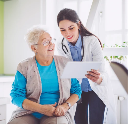 Doctora compartiendo resultados de biopsia con paciente