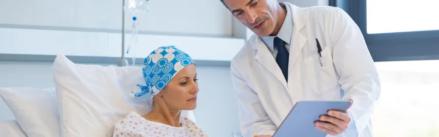 Doctora haciendo seguimiento a paciente tras cirugía oncológica