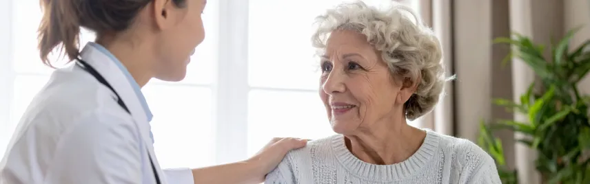 Doctora haciendo acompañamiento a paciente tras cirugía oncológica.