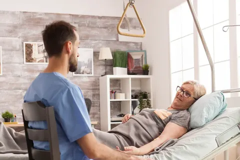 Enfermero con paciente en cuidados paliativos