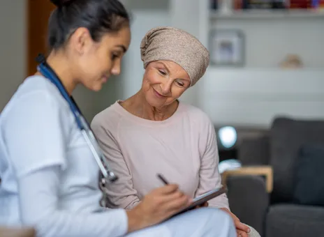 Paciente en consulta con especialista en radioterapia