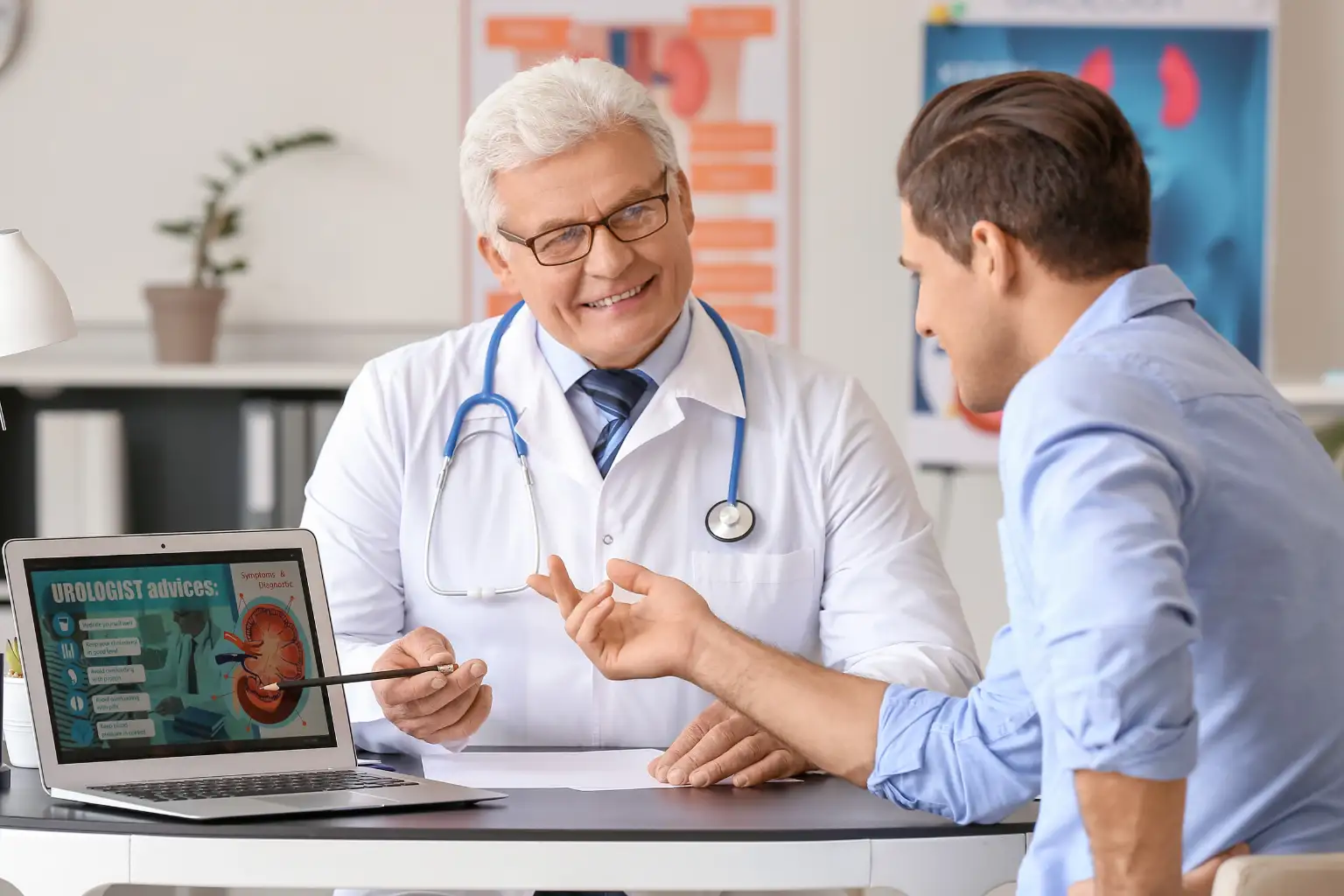 Paciente en consulta con especialista en urología